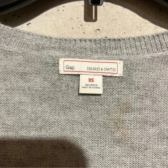 Women’s GAP Lightweight Sweater, Gray & White Striped Deep V-Neck Size XS - Picture 6 of 8